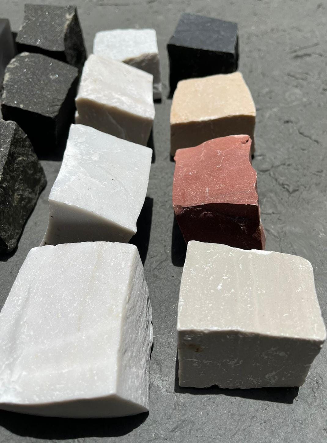 pedra portuguesa cores natural mosaico calçada jardim | Stone Casa cores de pedra portuguesa natural stone casa calçada piscina jardim piso externo
